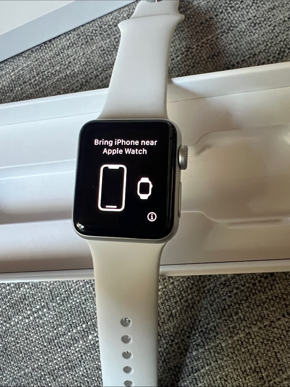 NWT Apple Watch Series 3 - 38mm Silver Aluminum White Sport Band - Picture 5 of 5